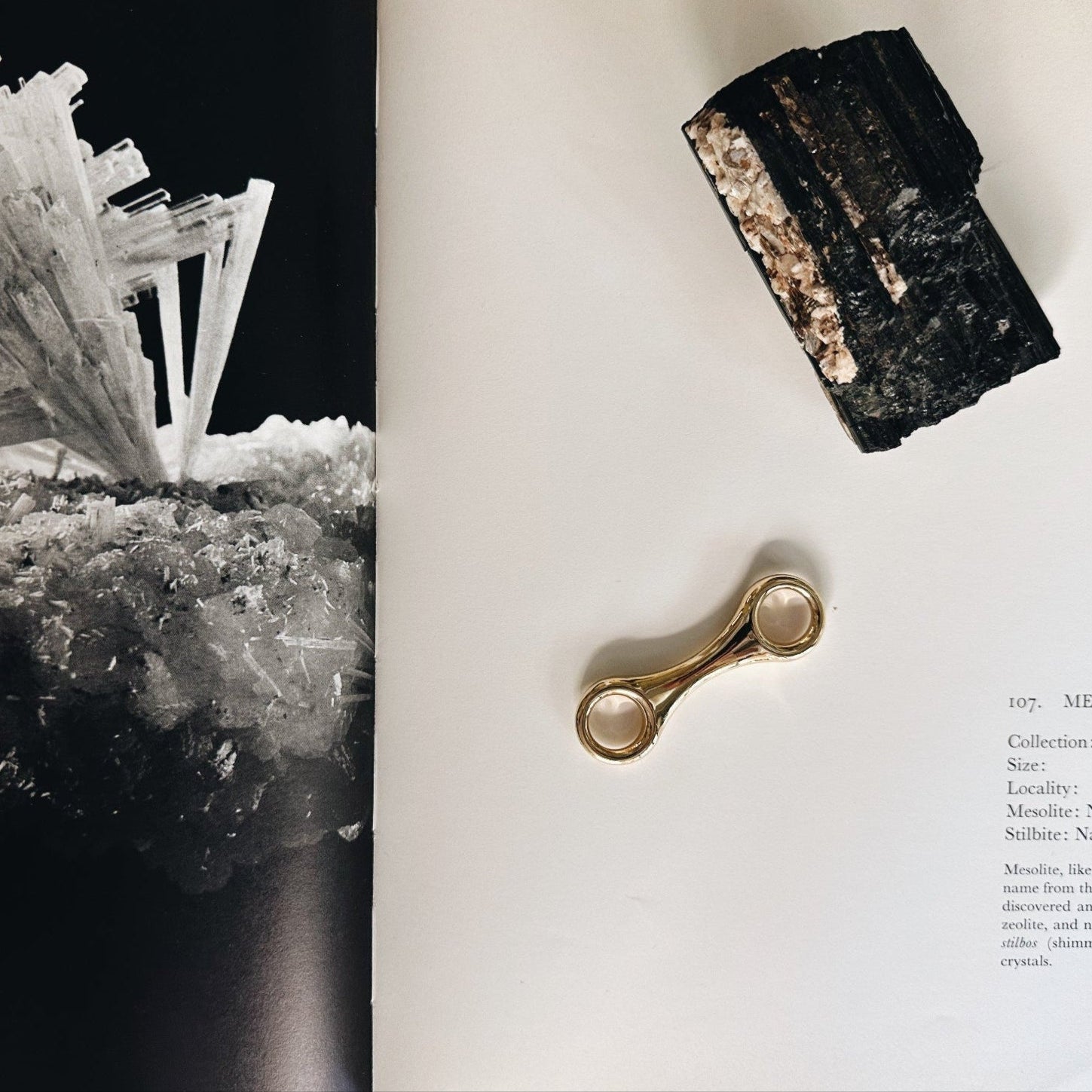 Gold paperweight with an infinite shape and double beam link design - Gabriela Artigas