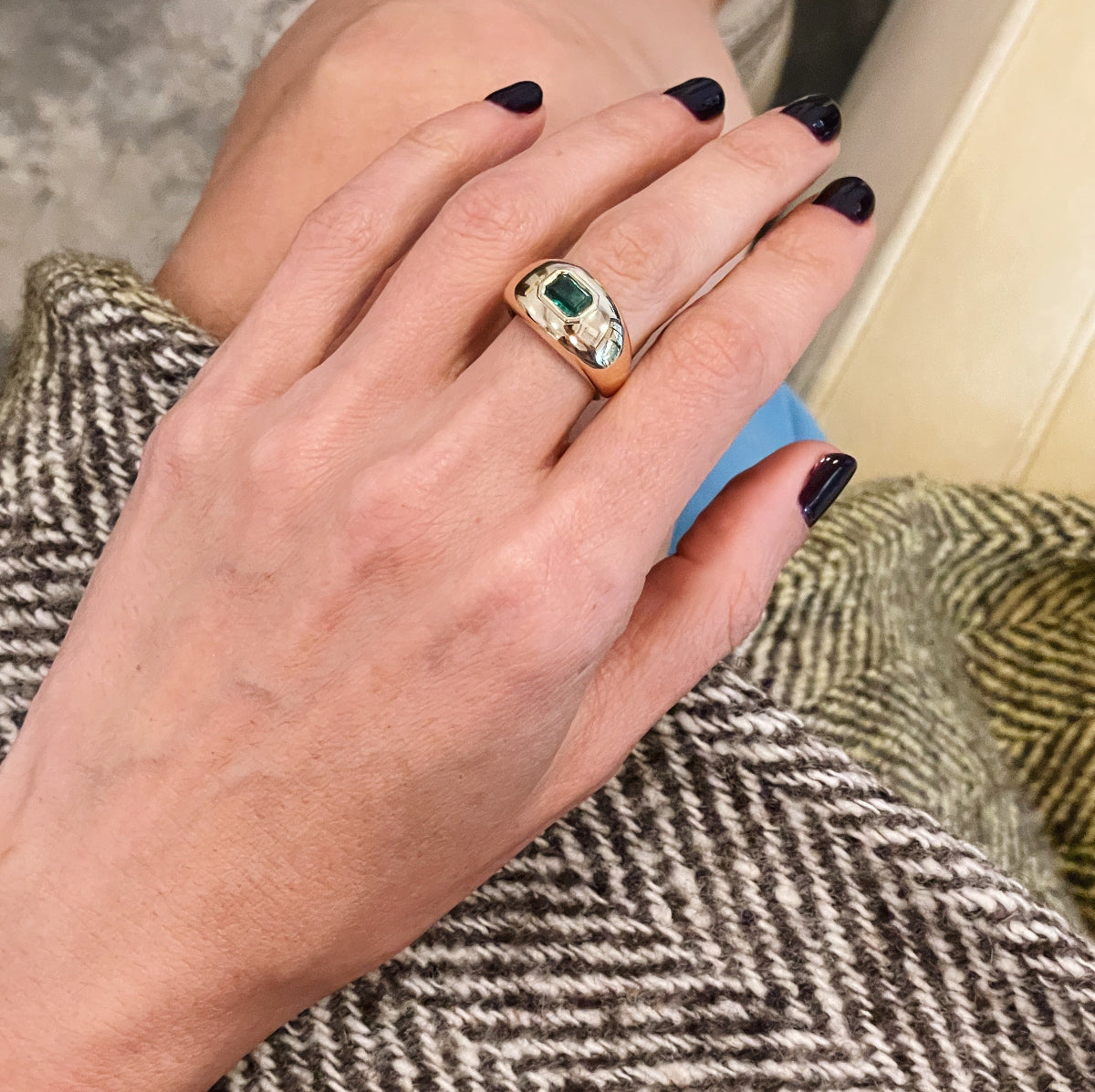 Medium Balloon Ring with Emerald in 14K yellow gold, a bold design with a reflective surface, exuding both volume and rich substance - Gabriela Artigas