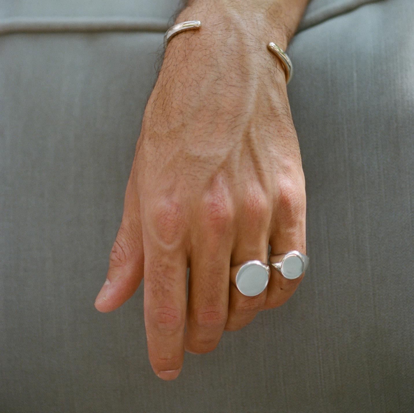 17 mm sterling silver oval ring worn on a man’s finger, showcasing a sleek and sophisticated design- Gabriela Artigas