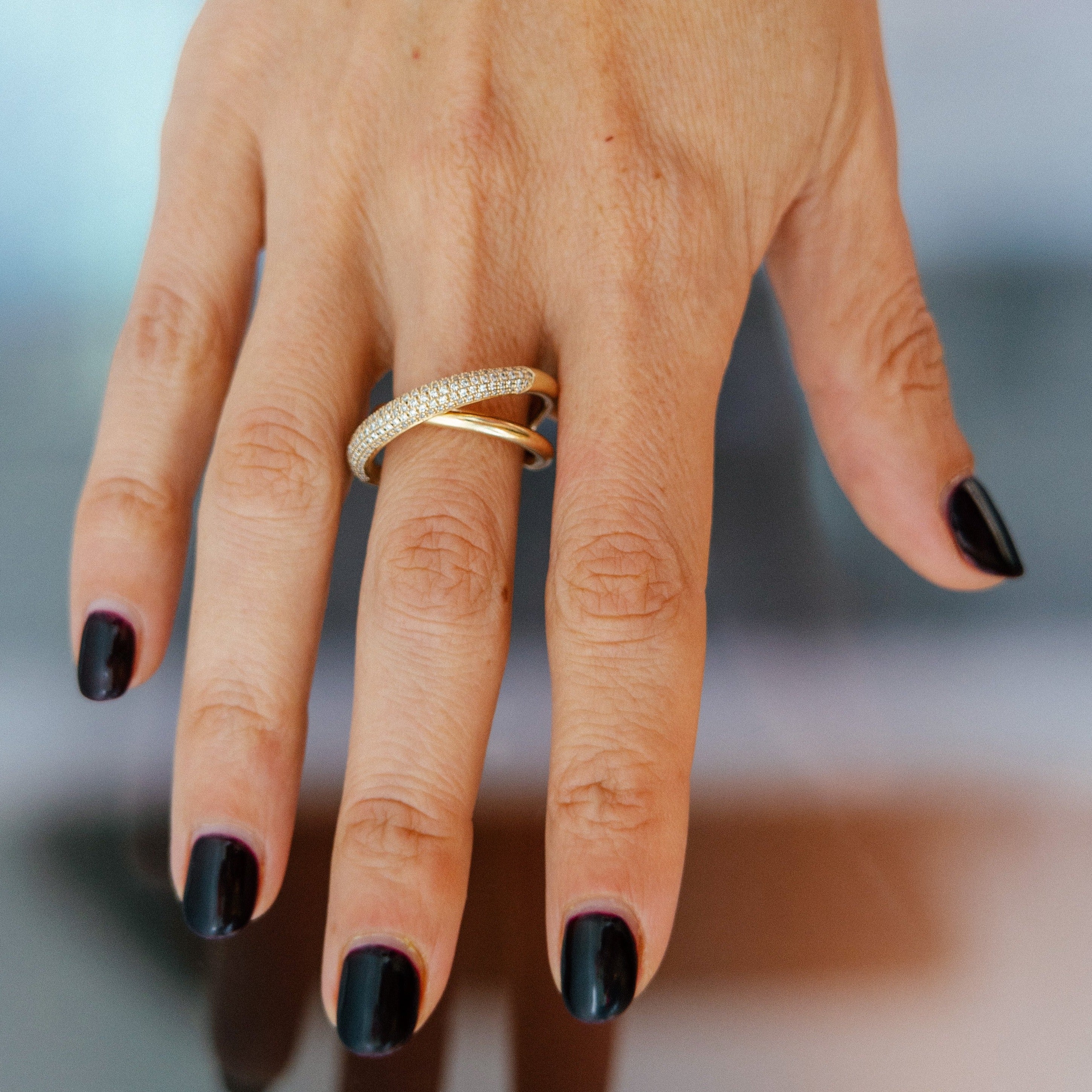 Twisted infinity ring in gold with sparkling white pavé diamonds - Gabriela Artigas