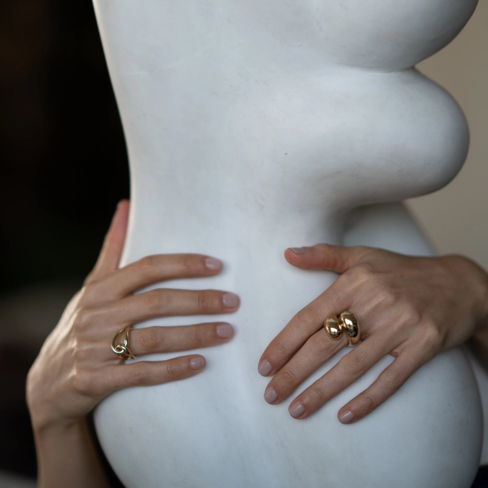 Double apse ring featuring a modern design with two elegantly intertwined arcs - Gabriela Artigas