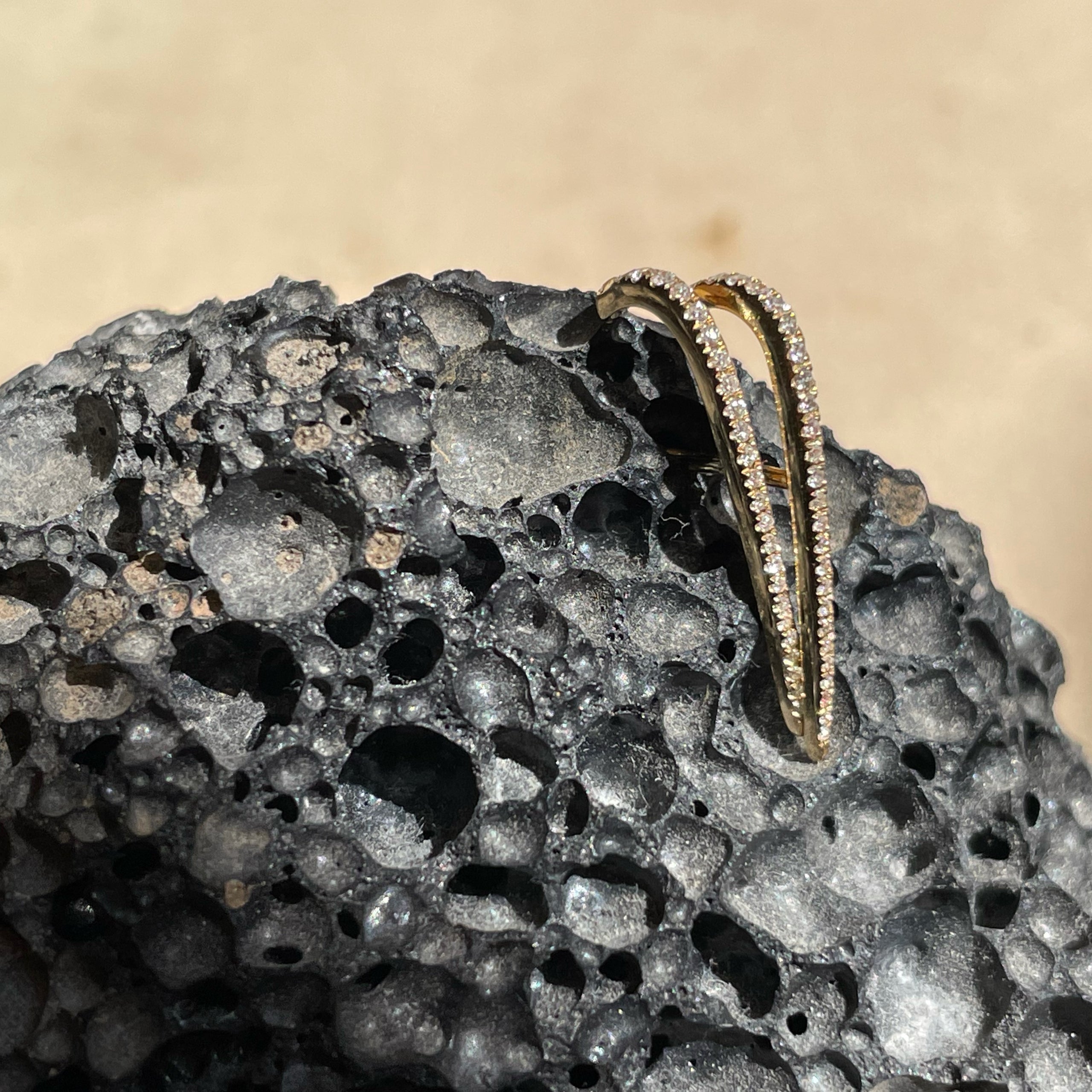 Kiba On Rocks - Gabriela Artigas + CO