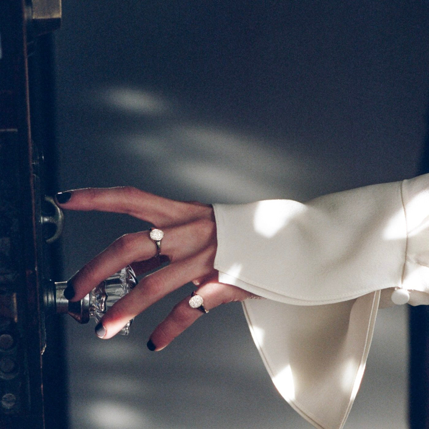 Disc Signet Ring with White Pavé Diamonds - Gabriela Artigas